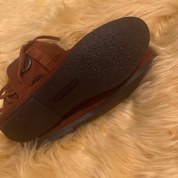 MINNETONKA brand new iconic 2 button boot suede bootie shoes - Picture 7 of 10